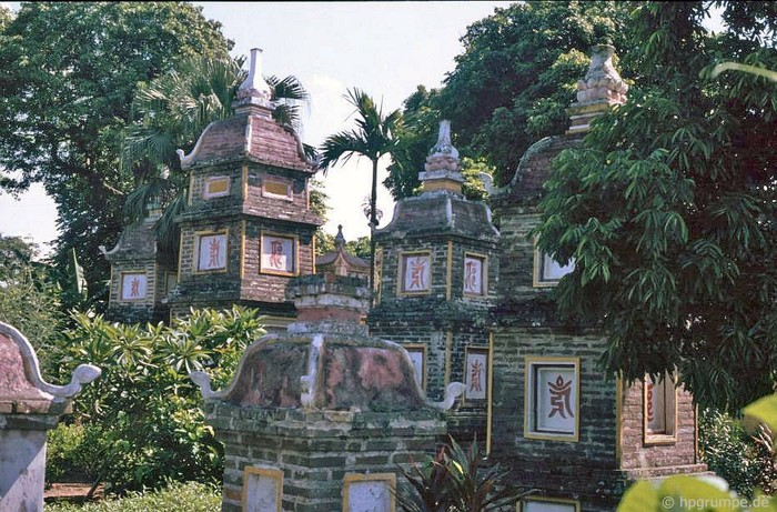 Phía sau chùa có một số mộ tháp cổ từ đời Vĩnh Hựu và Cảnh Hưng (thế kỉ 18).Ảnh chụp 1993.